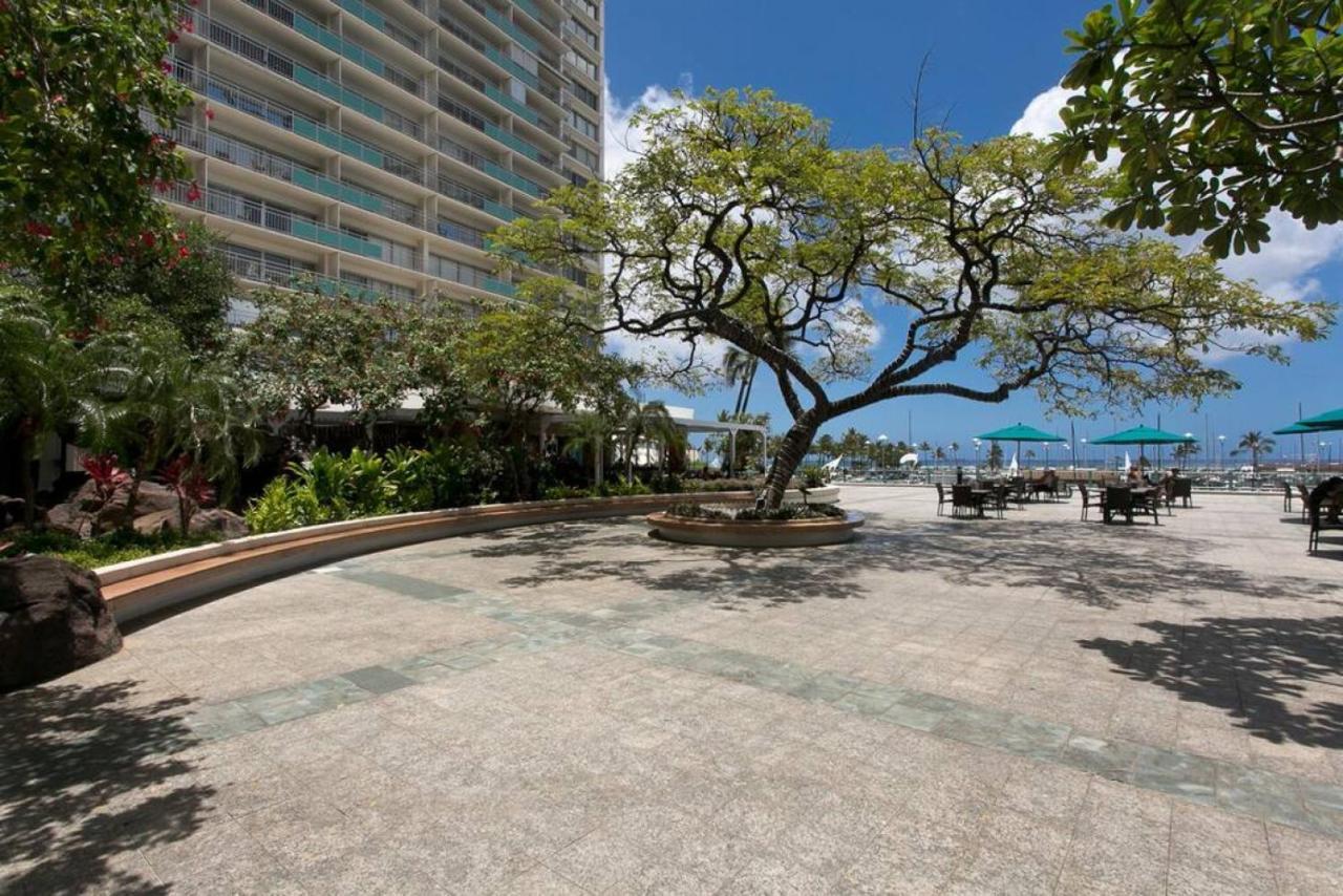 Ilikai Apt 308 - Spacious Studio With Stunning Ocean & Harbor Views Honolulu Esterno foto
